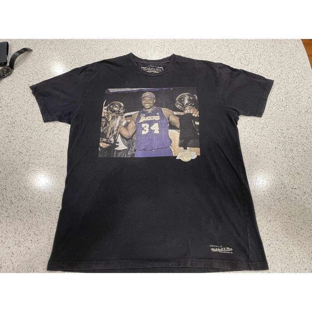 Mitchell & Ness Shaq T-Shirt Mens XL Black Lakers Holding Two NBA Trophies